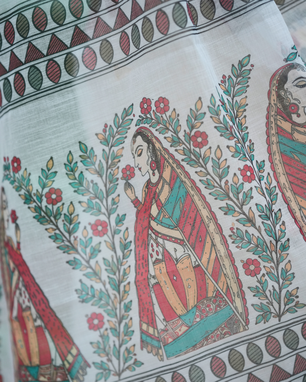 Classic White Kalamkari Figurine Printed Linen Saree